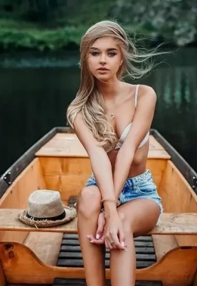 Девушки в лодке