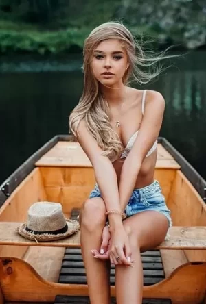 Девушки в лодке