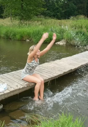Голая блондинка купается на речке