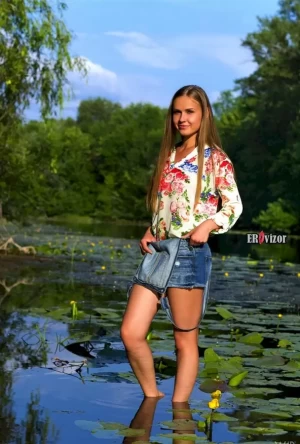 Голая красивая девушка на озере с кувшинками