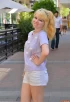 Крашенная блондинка в шортиках разделась в парке
