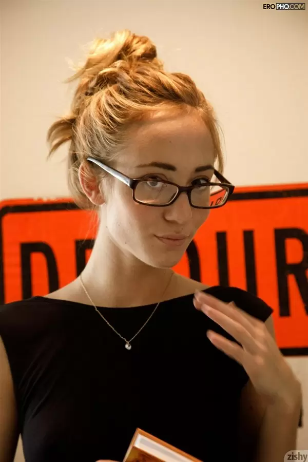 Сексуальная студентка в очках с упругой круглой попкой