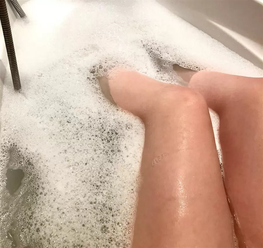 Ножки в ванной