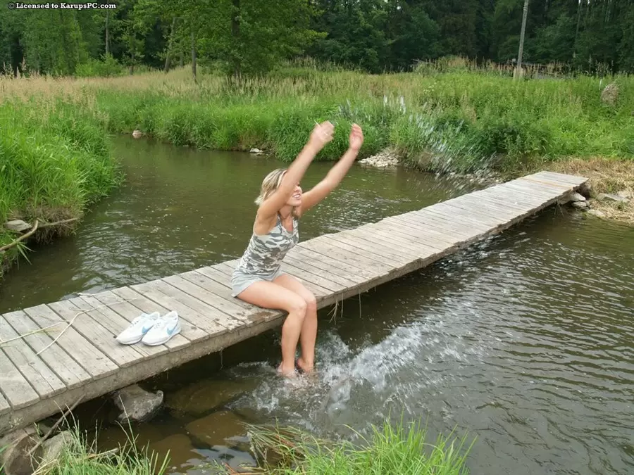 Голая блондинка купается на речке